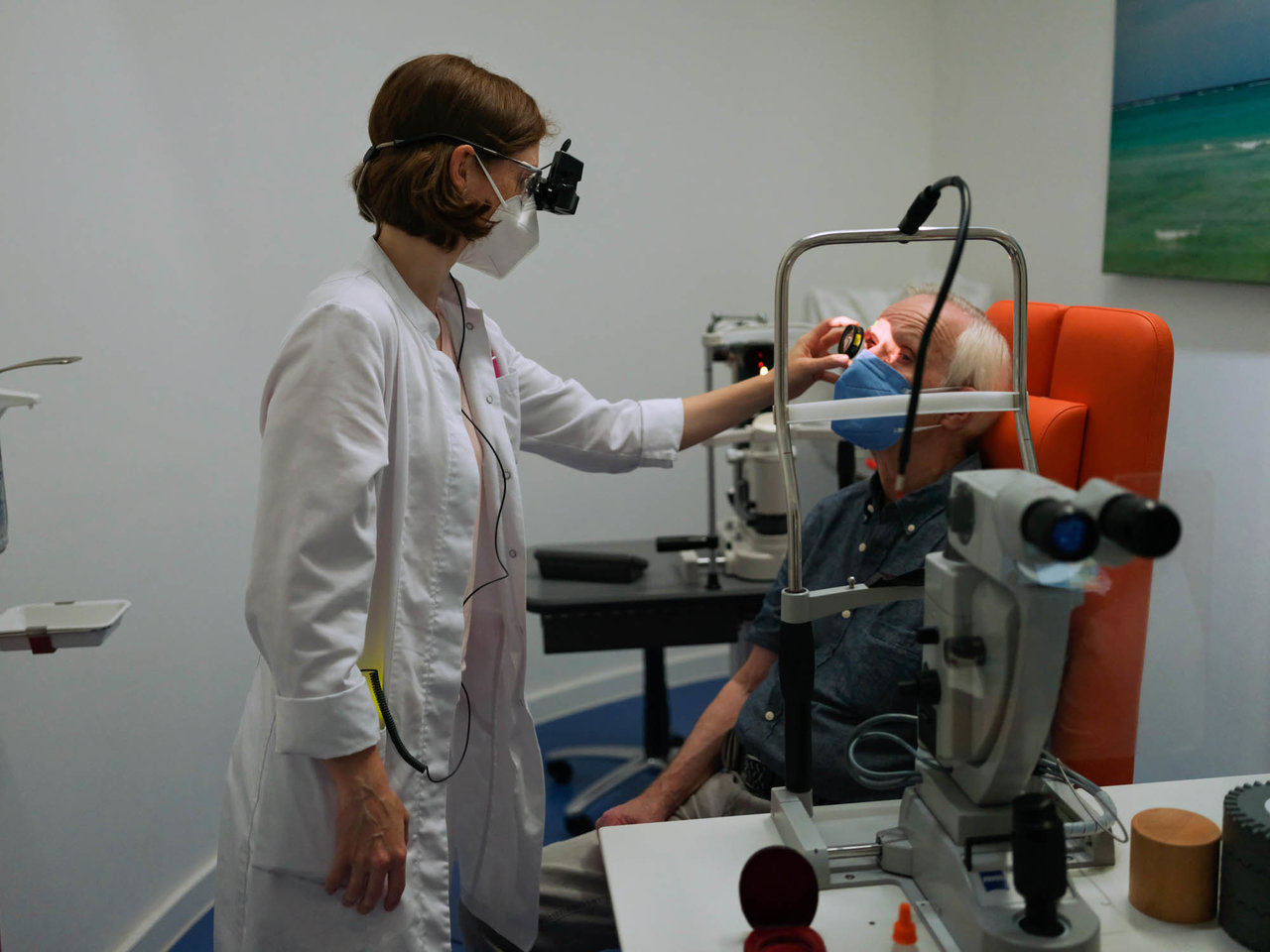 Teamarbeit: Nach der vorbereitenden Funduskontrolle führt Carolin Hermsdorf im Beisein ihrer Befugten Dr. med. Mirjam Gross die YAG-Laser-Kapsulotomie durch.