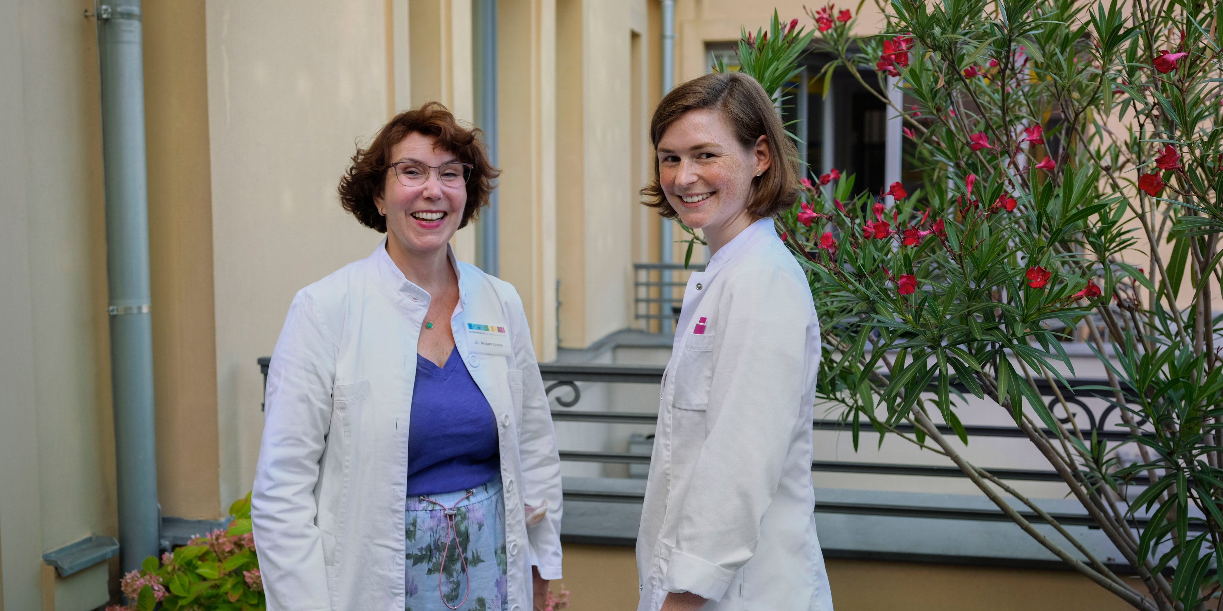 Ärztin in Weiterbildung mit ihrer Weiterbildungsbefugten in einer Augenarztpraxis