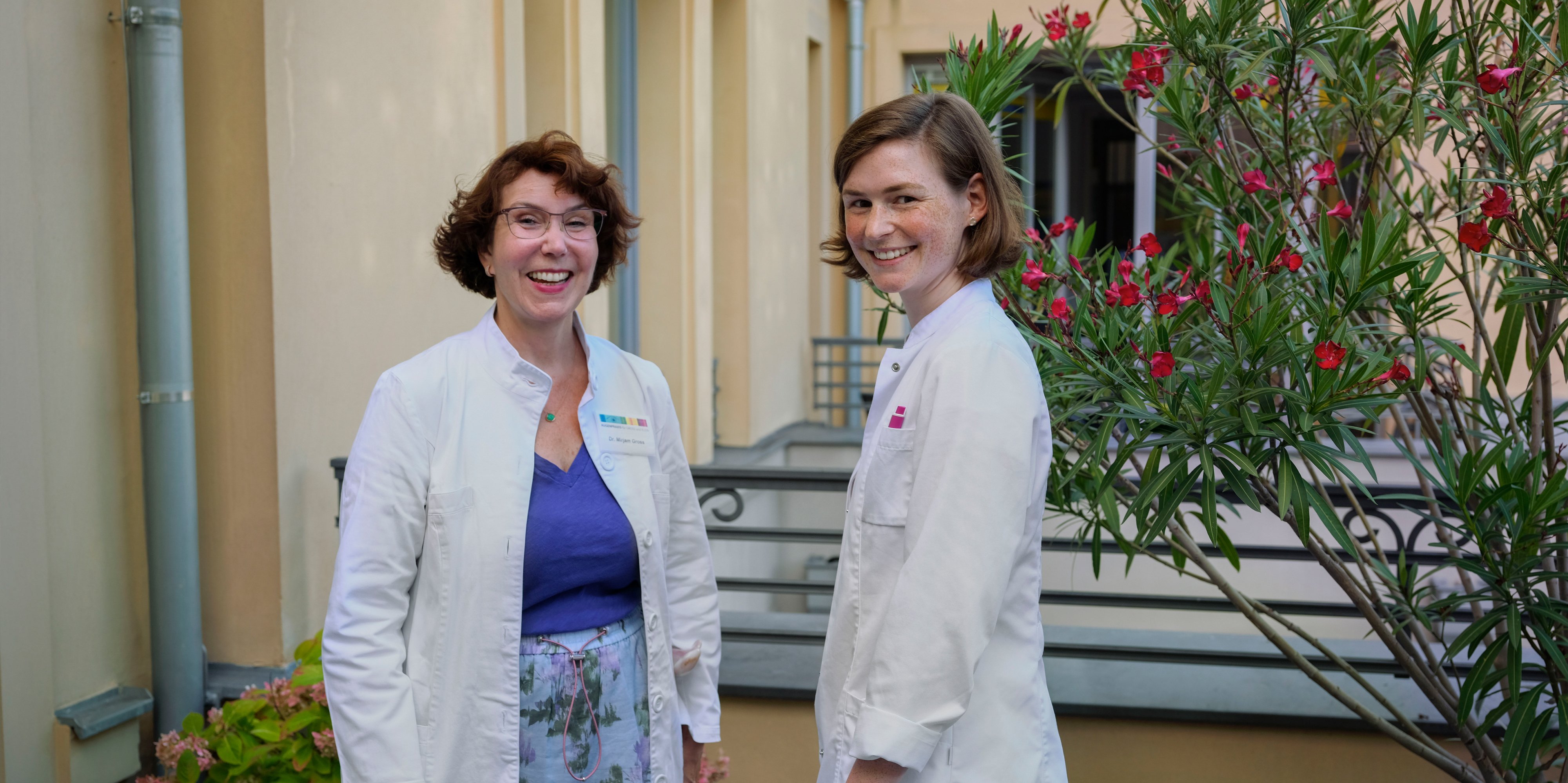 Ärztin in Weiterbildung mit ihrer Weiterbildungsbefugten in einer Augenarztpraxis