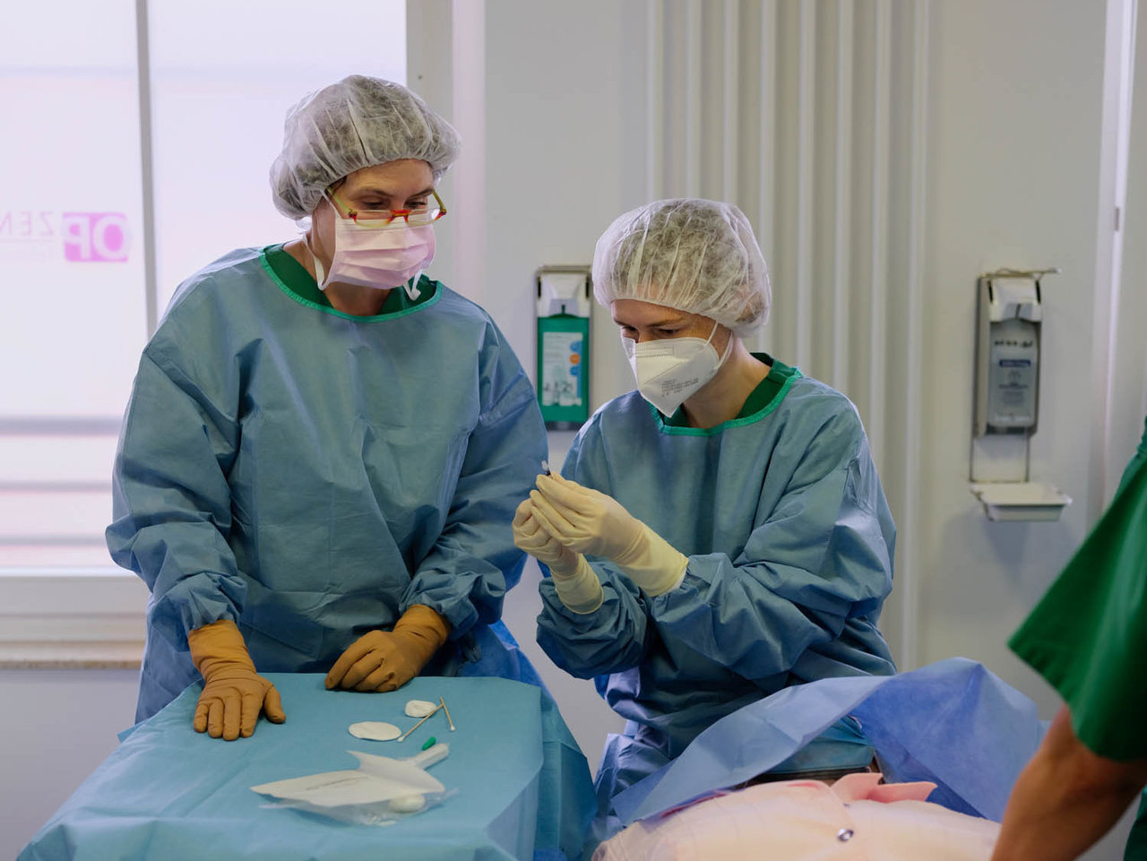 Bei ambulanten Operationen wird jeder Handgriff im Team abgestimmt. Die OP-Schwester unterstützt für einen reibungslosen Ablauf und steht der Patientin während des Eingriffs beiseite.