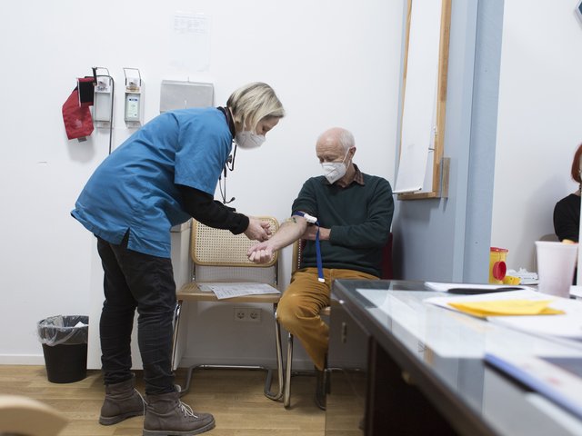 Ärztin in Behandlungssituation mit Patient