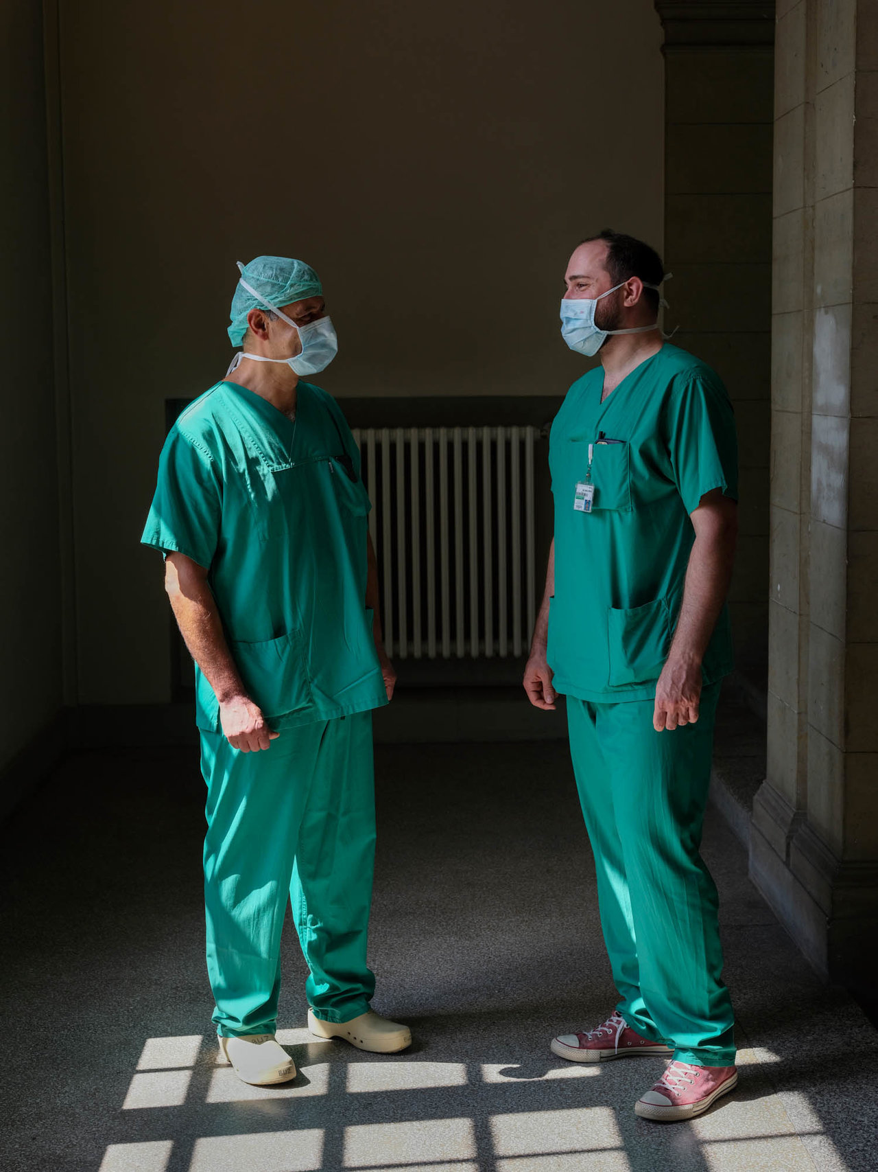 Dr. med. Timo Z. Nazari-Shafti mit einem seiner klinischen Mentoren, Oberarzt Dr. med. Semih Buz, am Deutschen Herzzentrum Berlin.