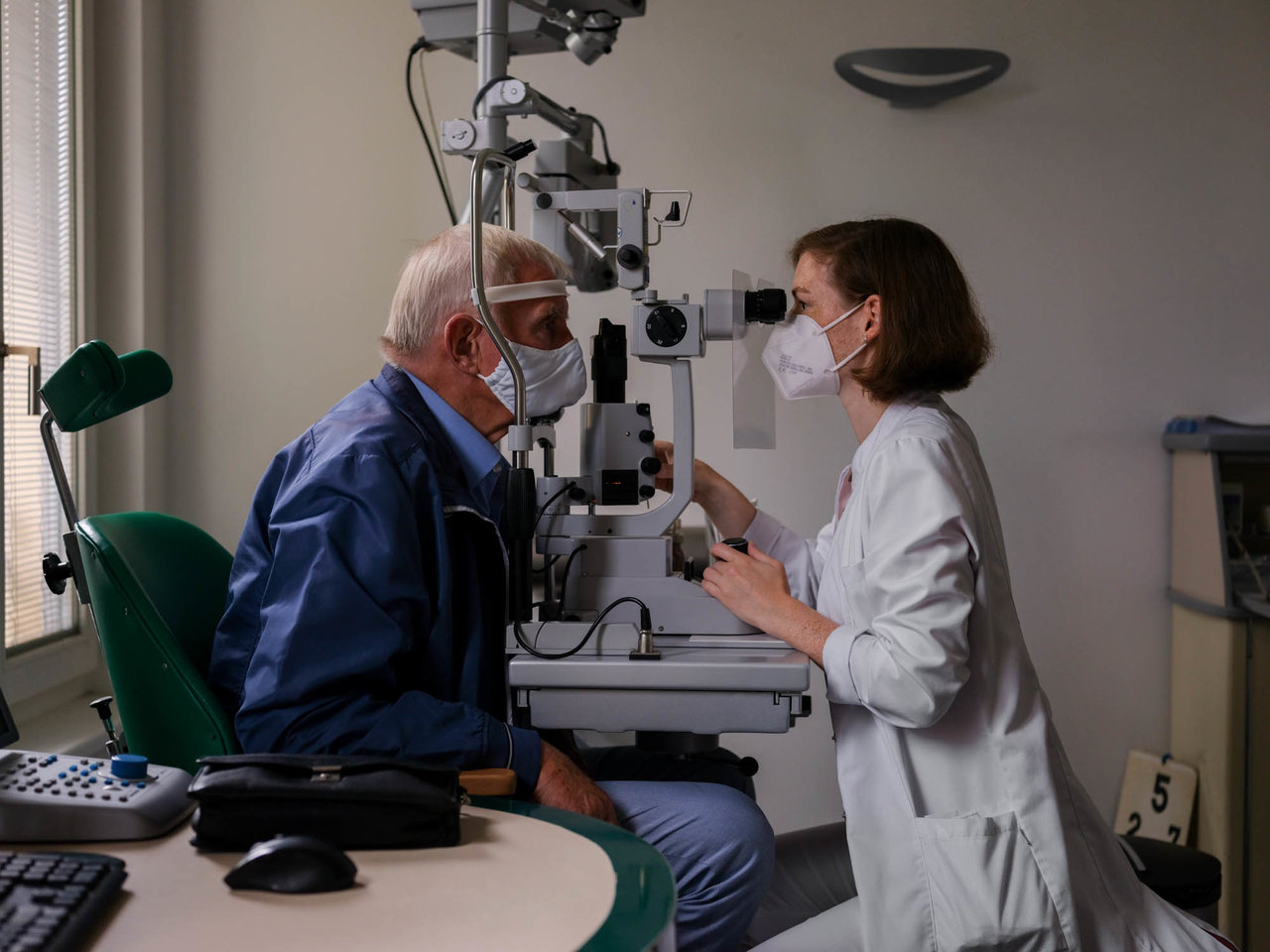 Technik: Untersuchungen mit verschiedensten Geräten gehören zur täglichen Routine der Ärztin in Weiterbildung.