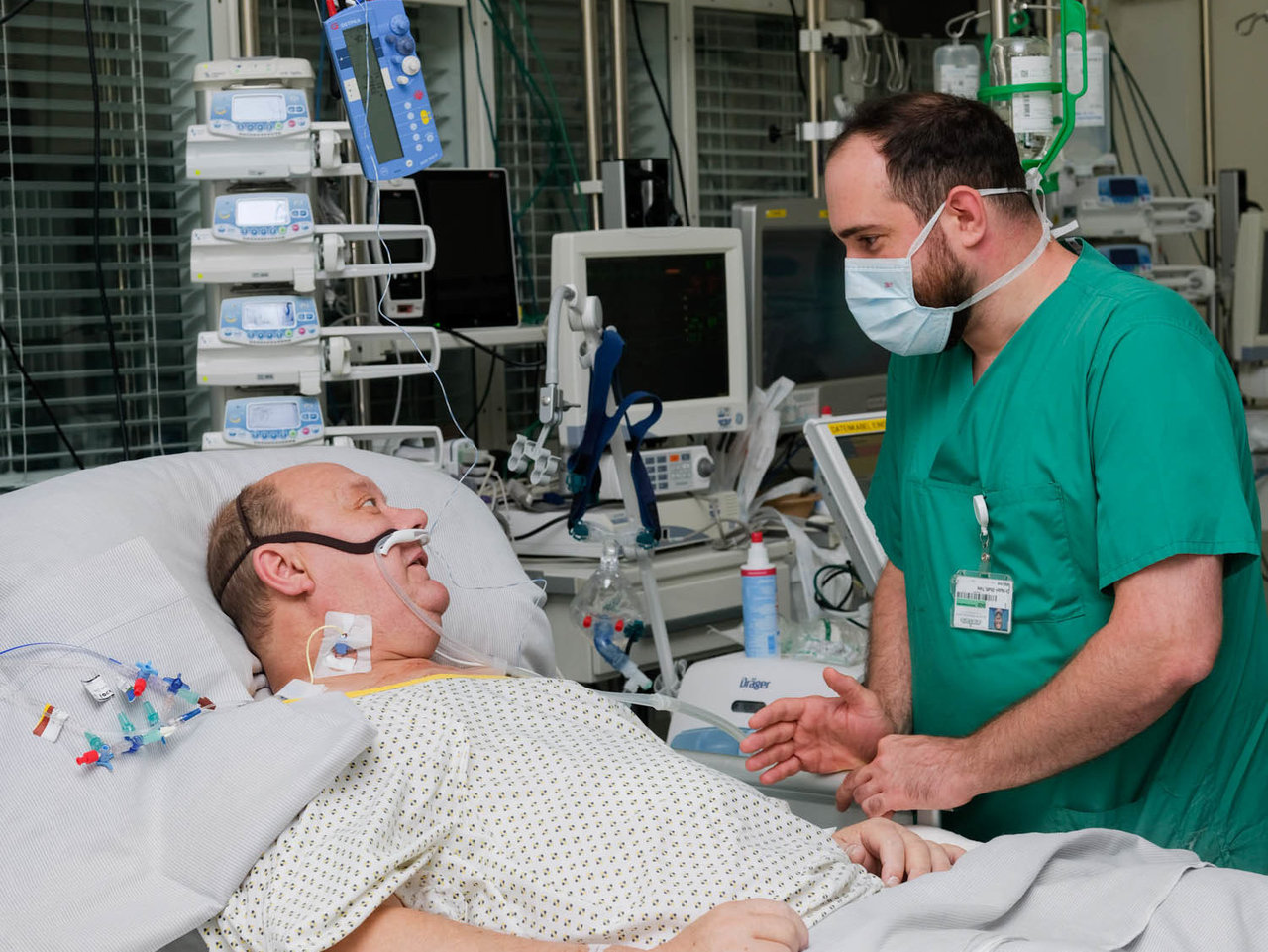 Arzt-Patienten-Gespräch: Nach der Bypass-Operation bespricht Dr. med. Timo Z. Nazari-Shafti mit dem Patienten deren Ergebnisse und das weitere Vorgehen.