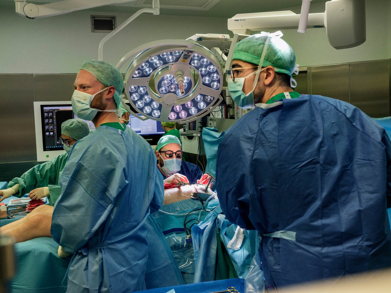 Hochkonzentriert: Dr. med. Timo Z. Nazari- Shafti (Mitte) sowie zwei Medizinstudenten und eine OP-Schwester während einer Bypass-Operation.