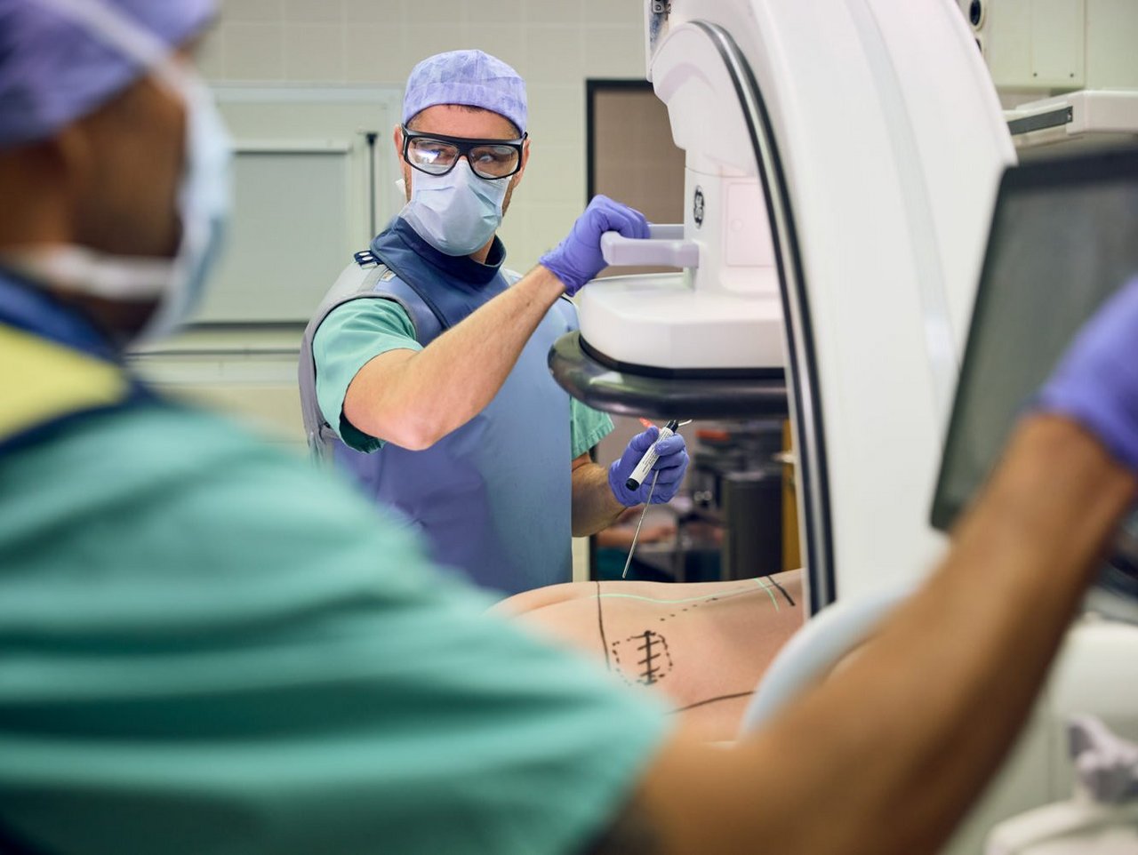 Foto: Dawin Meckel, OSTKREUZ / Ärztekammer Berlin Schmerztherapie im Schmerzzentrum der Caritas-Klinik Dominikus Berlin-Reinickendorf, Juli 2025